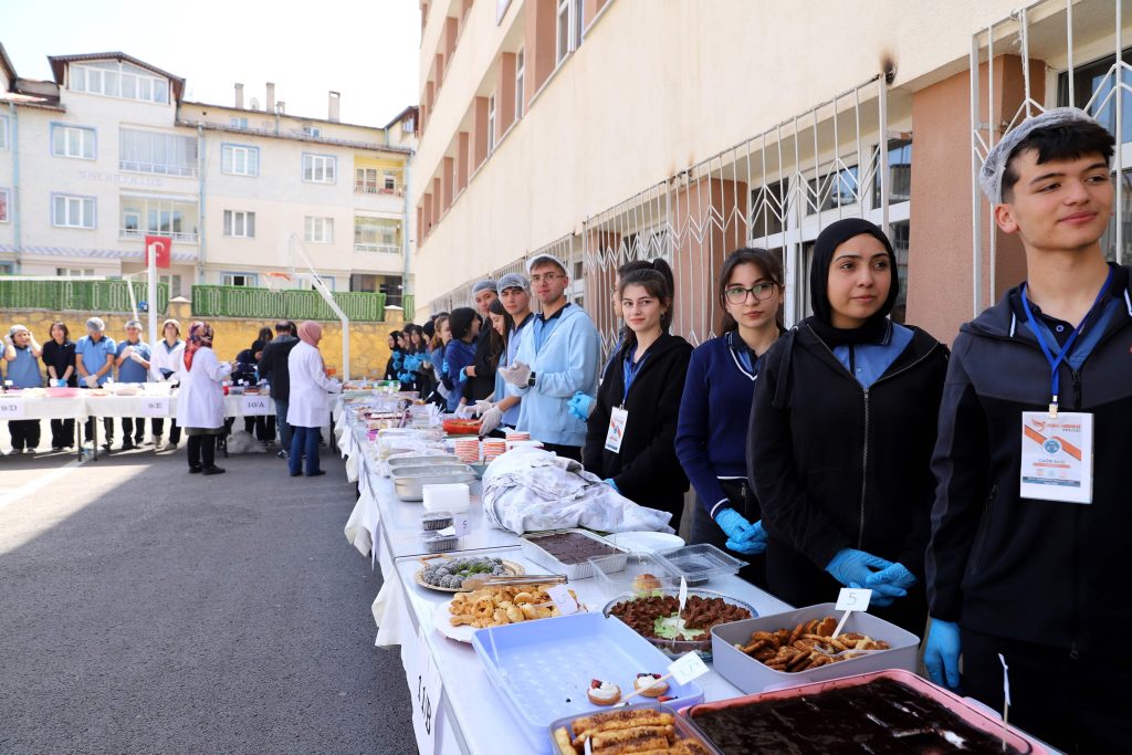 Lise Öğrencilerinden Kardeş Okula Destek: Hayır Panayırıyla İyilikte Yarıştılar AW440652 03 | Gündem Sivas™ Haber