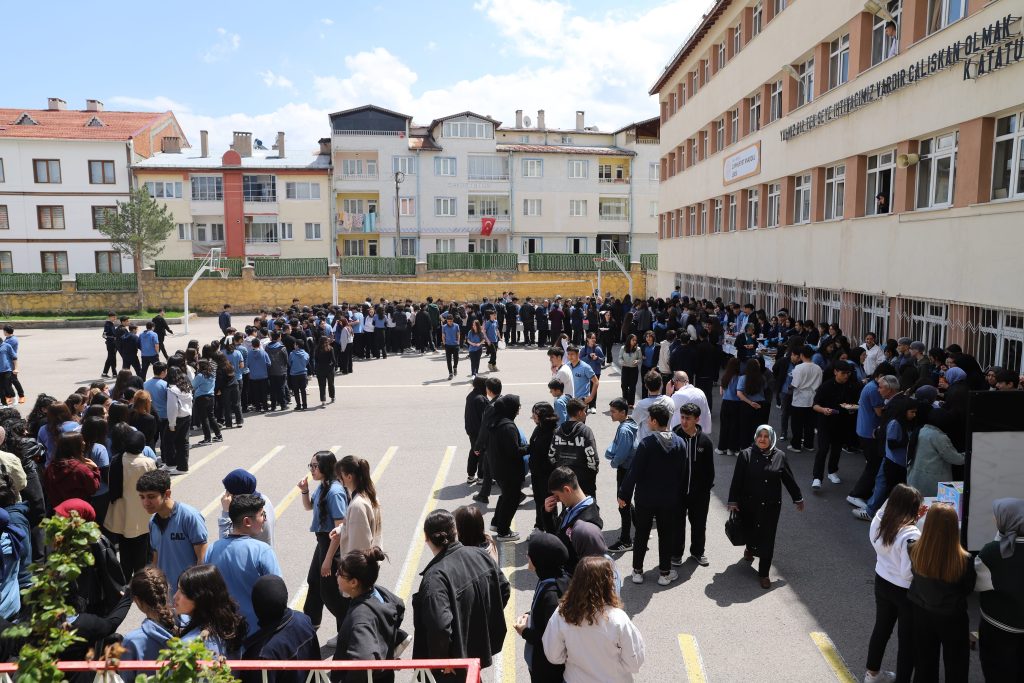 Lise Öğrencilerinden Kardeş Okula Destek: Hayır Panayırıyla İyilikte Yarıştılar AW440652 02 | Gündem Sivas™ Haber