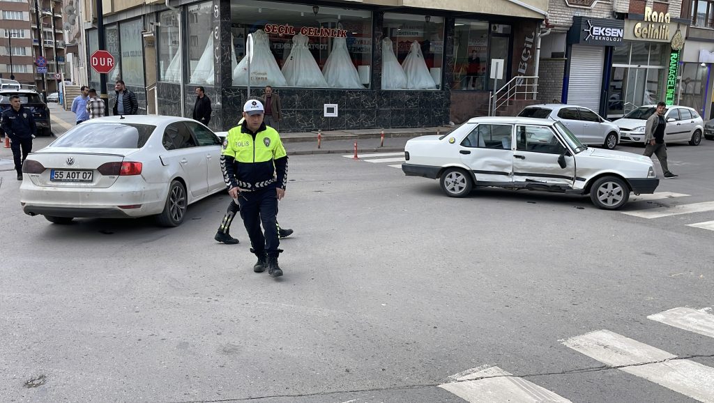 Sivas'ta Araçlar Çarpıştı: 1 Yaralı! Kaza Anı Kamerada AW440903 03 | Gündem Sivas™ Haber