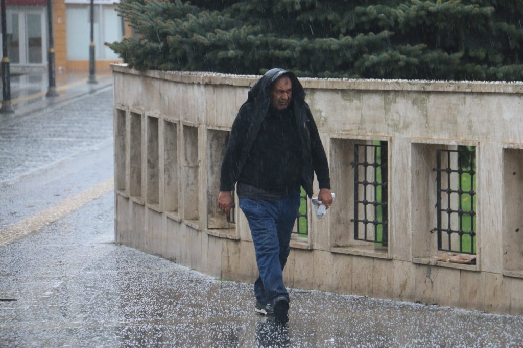 Sivas’ta Aniden Bastıran Doluya Karşı 5 İlginç Korunma Yöntemi | Gündem Sivas™ | Sivas Haberleri AW441563 03 | Gündem Sivas™ | Sivas Haberleri