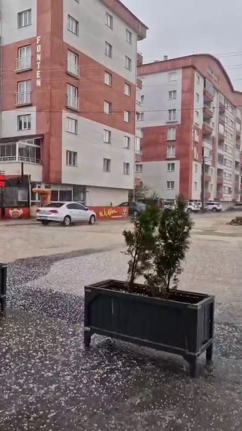 Sivas'ta Dolu Yağışı Etkili Oldu: Şarkışla Beyaza Büründü! | Gündem Sivas™ | Sivas Haberleri AW445756 03 | Gündem Sivas™ | Sivas Haberleri