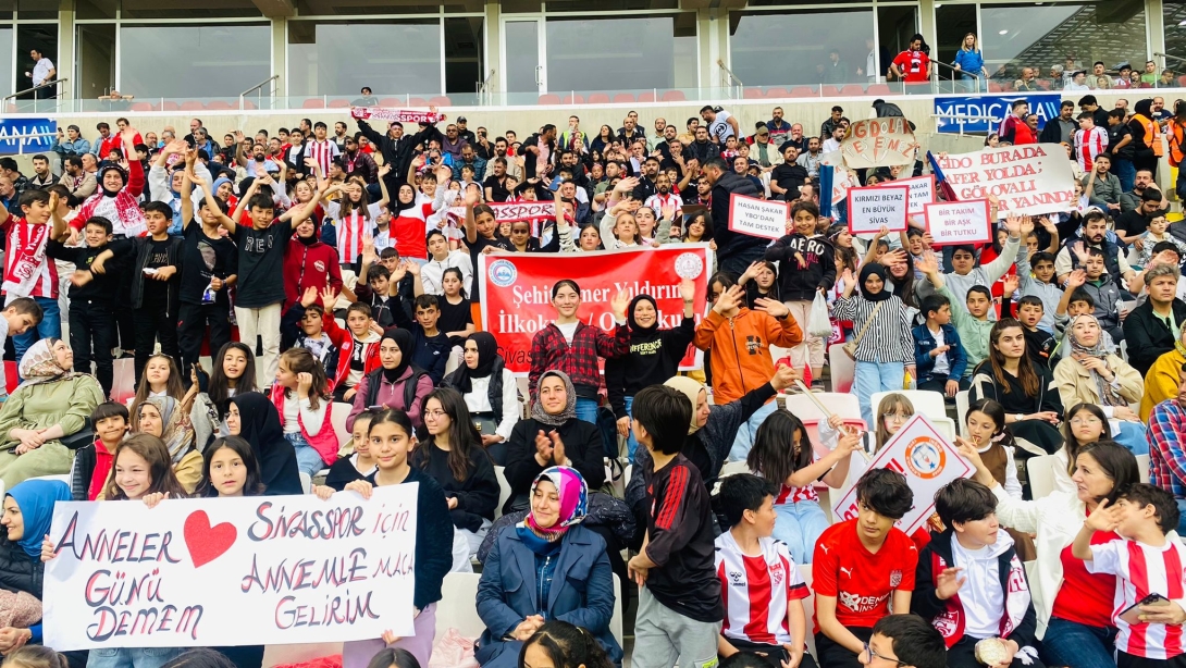 Minik Yiğidolar Anneleriyle Tribünde! Sivasspor’a Renkli Destek