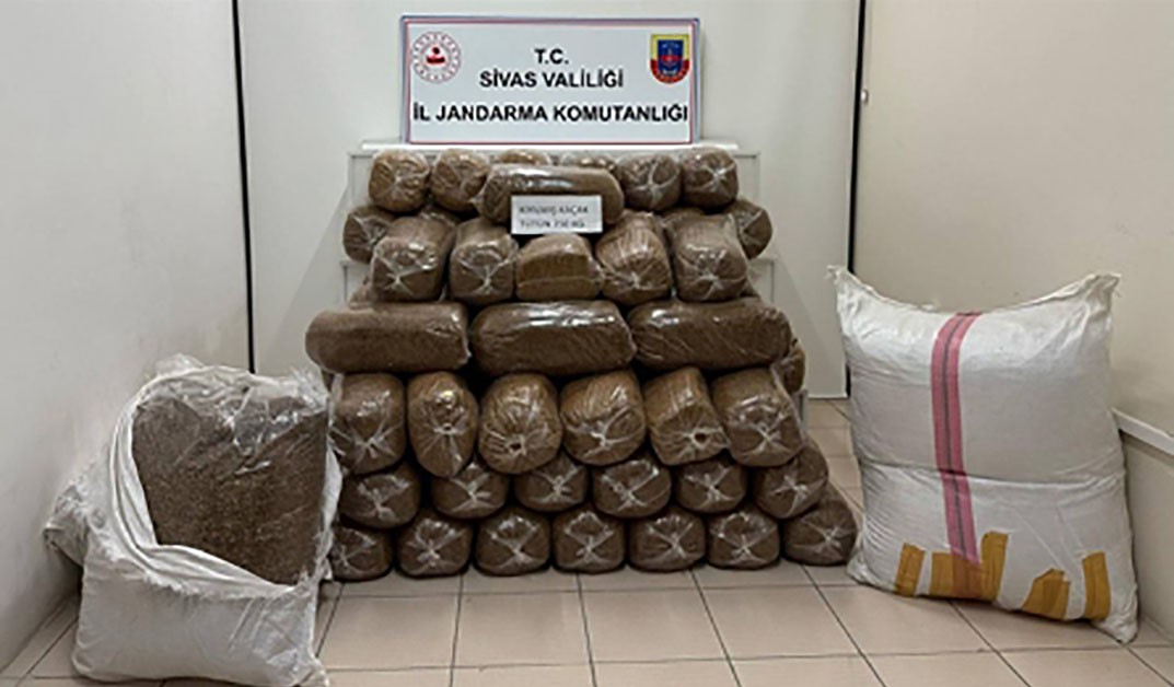 Sivas’ta Bandrolsüz Sigara Operasyonu: 4 Bin 90 Paket Ele Geçirildi