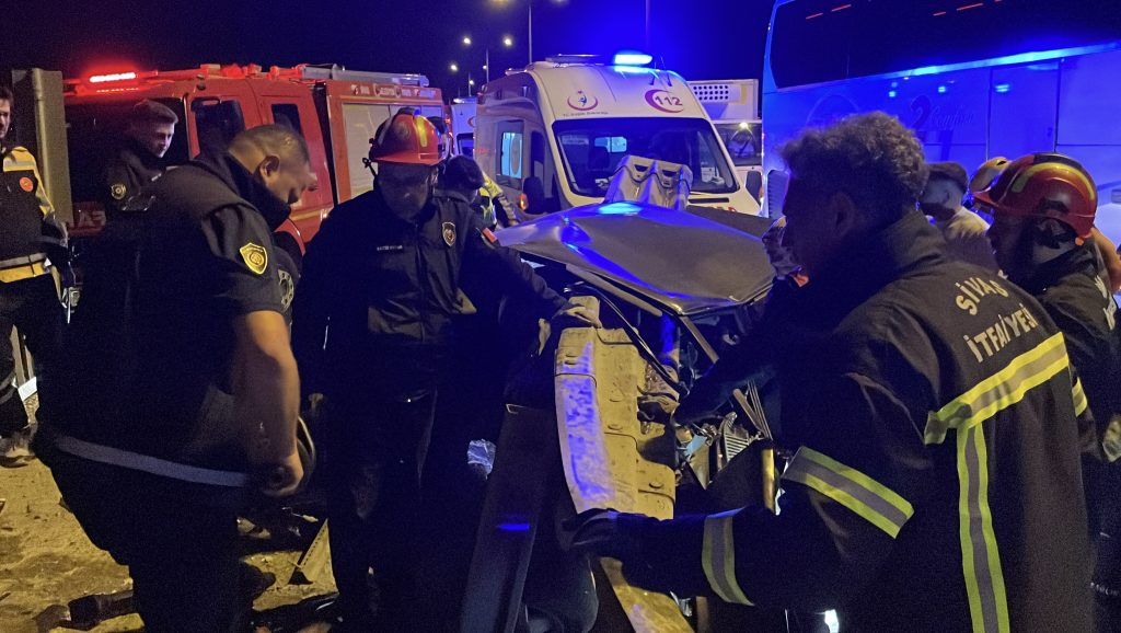 Sivas’ta Tofaş kazası: Bariyere ok gibi saplandı, sürücü yaralandı AW451193 04 | Gündem Sivas™ Haber