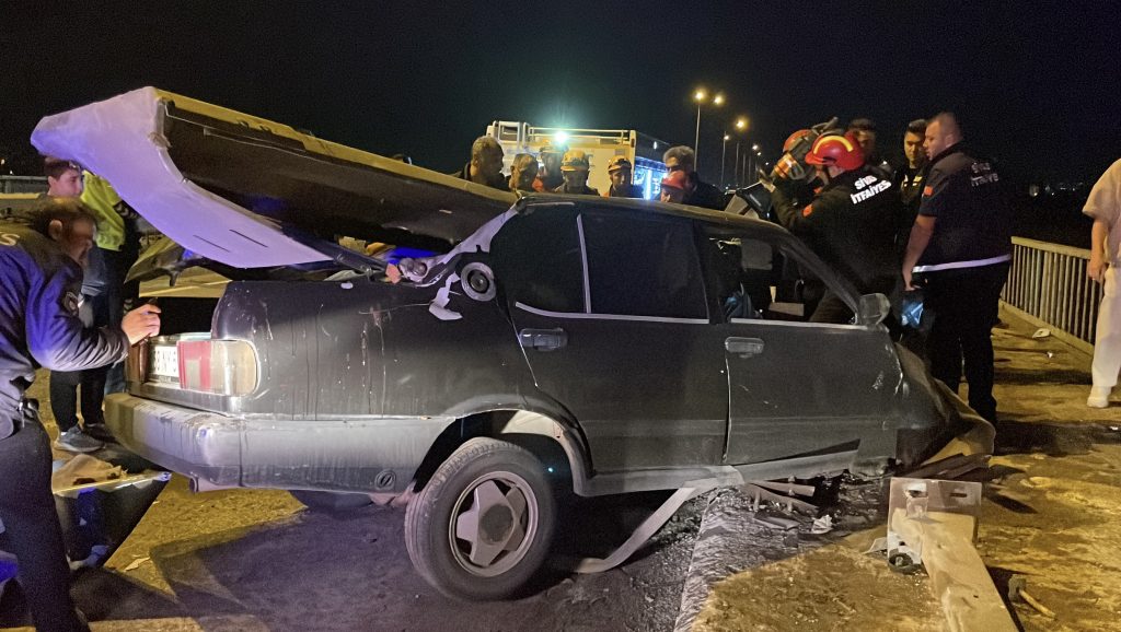 Sivas’ta Tofaş kazası: Bariyere ok gibi saplandı, sürücü yaralandı AW451193 05 | Gündem Sivas™ Haber