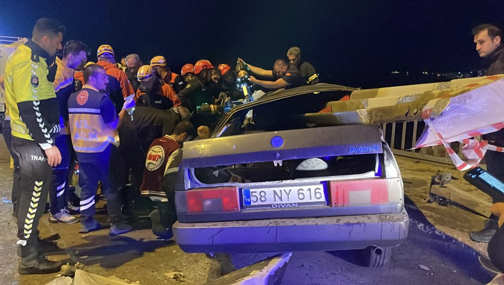 Sivas’ta Tofaş kazası: Bariyere ok gibi saplandı, sürücü yaralandı AW451193 06 | Gündem Sivas™ Haber