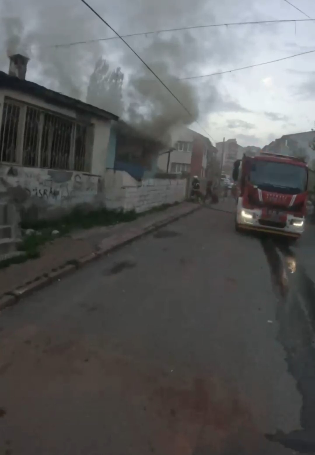 Sivas’ta metruk bina yangını! İtfaiyecilerin alevlerle mücadelesi kamerada