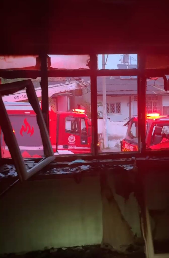 Sivas’ta metruk bina yangını! İtfaiyecilerin alevlerle mücadelesi kamerada AW452186 03 | Gündem Sivas™ Haber