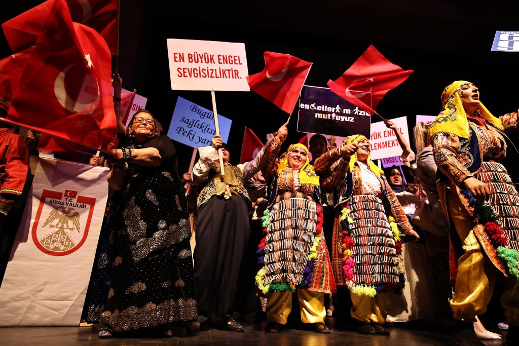 Sivas’ta Engeller Sahnede Aşıldı: Engelli Bireyler Sahne Gösterileriyle Gönülleri Fethetti AW455799 04 | Gündem Sivas™ Haber