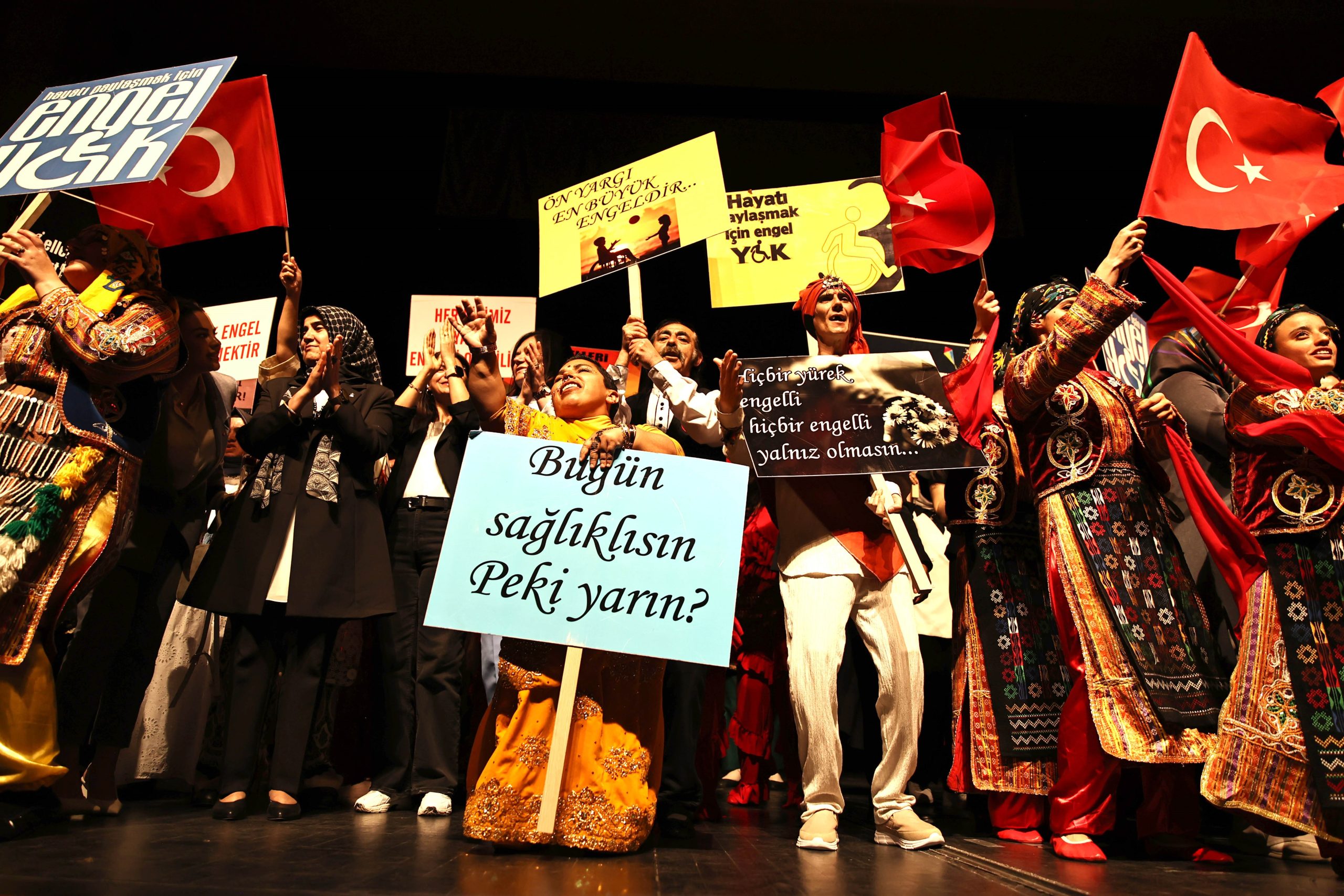 Sivas’ta Engeller Sahnede Aşıldı: Engelli Bireyler Sahne Gösterileriyle Gönülleri Fethetti