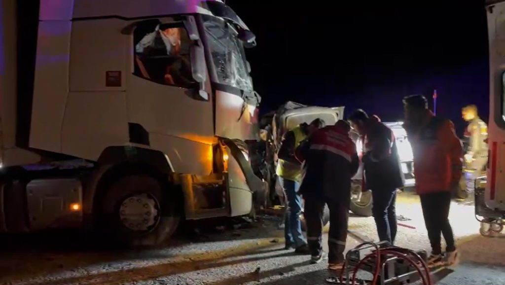 Sivas İmranlı’da Tır ile Pikap Kafa Kafaya Çarpıştı: 1 Ölü AW456730 01 | Gündem Sivas™ Haber