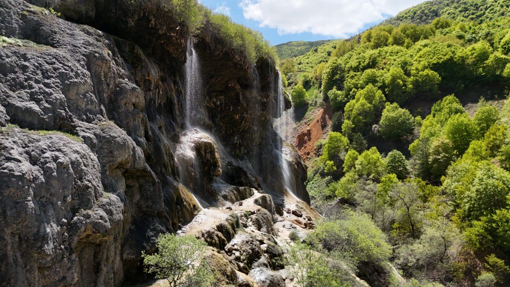 Masalsı Manzarasıyla Dipsiz Göl Şelalesi Ziyaretçilerini Bekliyor AW460176 03 | Gündem Sivas™ Haber