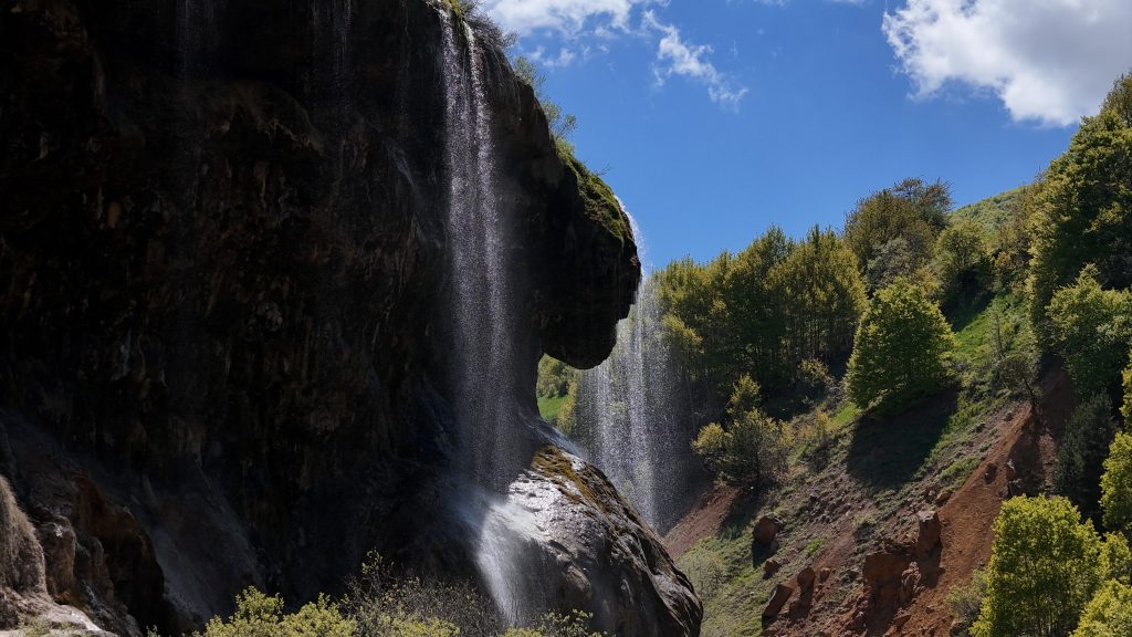 Masalsı Manzarasıyla Dipsiz Göl Şelalesi Ziyaretçilerini Bekliyor AW460176 04 1 | Gündem Sivas™ Haber