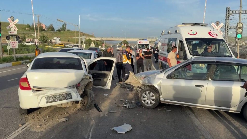 Sivas’ta Zincirleme Trafik Kazası: 4 Kişi Yaralandı AW462625 04 | Gündem Sivas™ Haber