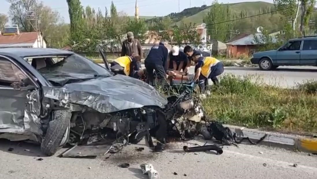 Sivas’ta Trafik Kazası: Otomobil Hurdaya Döndü, 1 Kişi Yaralandı