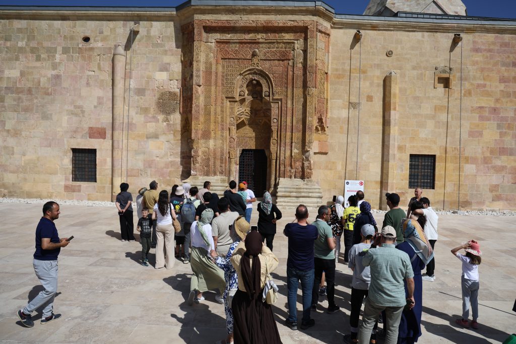 Divriği Ulu Cami Gölge Olayı: 8 Asırlık Gizem Ziyaretçileri Büyülüyor AW462983 01 | Gündem Sivas™ Haber
