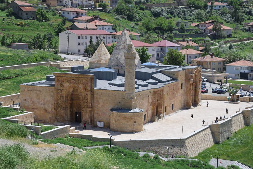 Divriği Ulu Cami Gölge Olayı: 8 Asırlık Gizem Ziyaretçileri Büyülüyor AW462983 03 | Gündem Sivas™ Haber