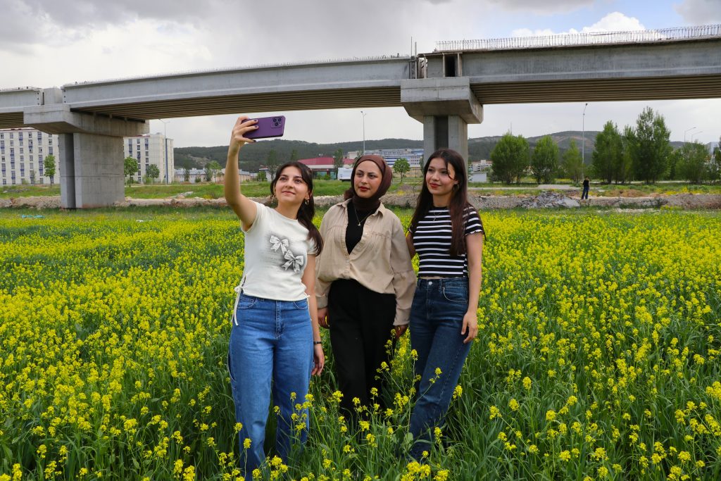 Doğa Tutkunlarına Müjde! Sivas’ta Oluşan Çiçek Tarlaları Görenleri Büyülüyor Cicek Tarlalari1 | Gündem Sivas™ Haber