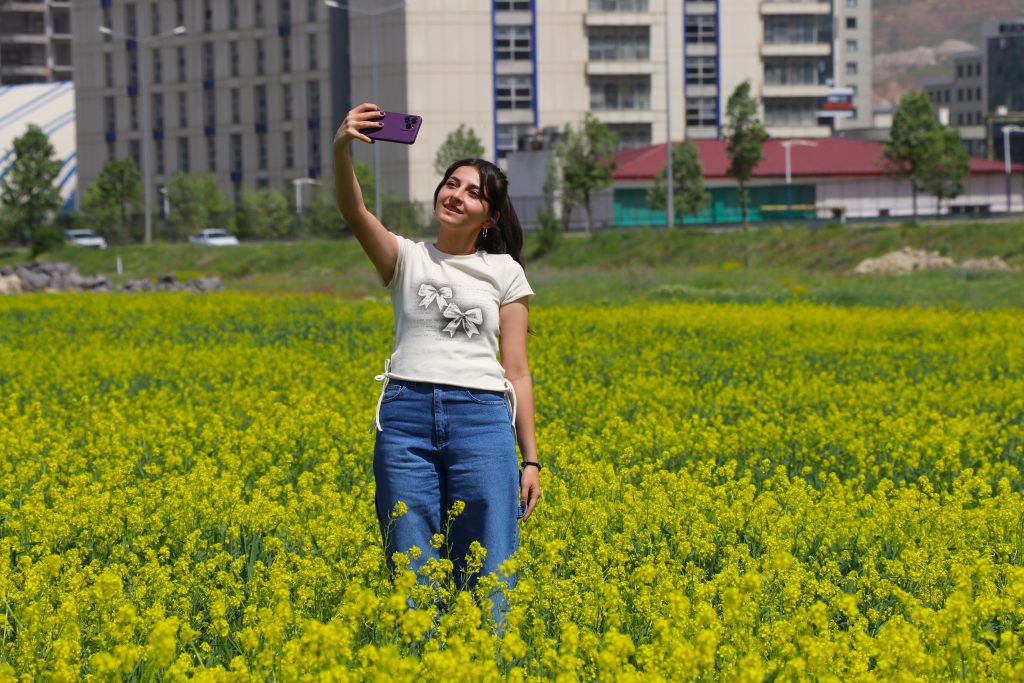 Doğa Tutkunlarına Müjde! Sivas’ta Oluşan Çiçek Tarlaları Görenleri Büyülüyor Cicek Tarlalari3 | Gündem Sivas™ Haber