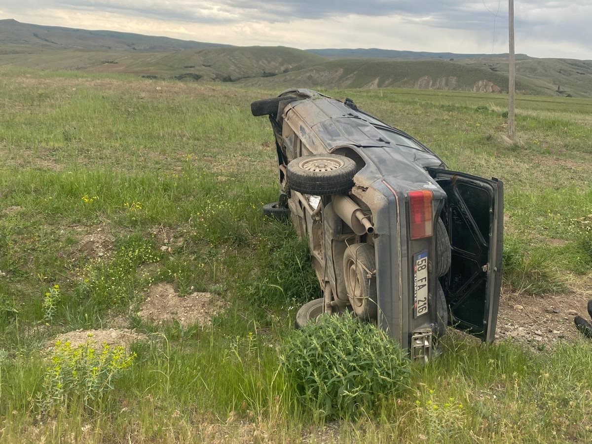 Sivas-Şarkışla Yolunda Kaza: Yaşlı Sürücü ve Yolcu Yaralandı