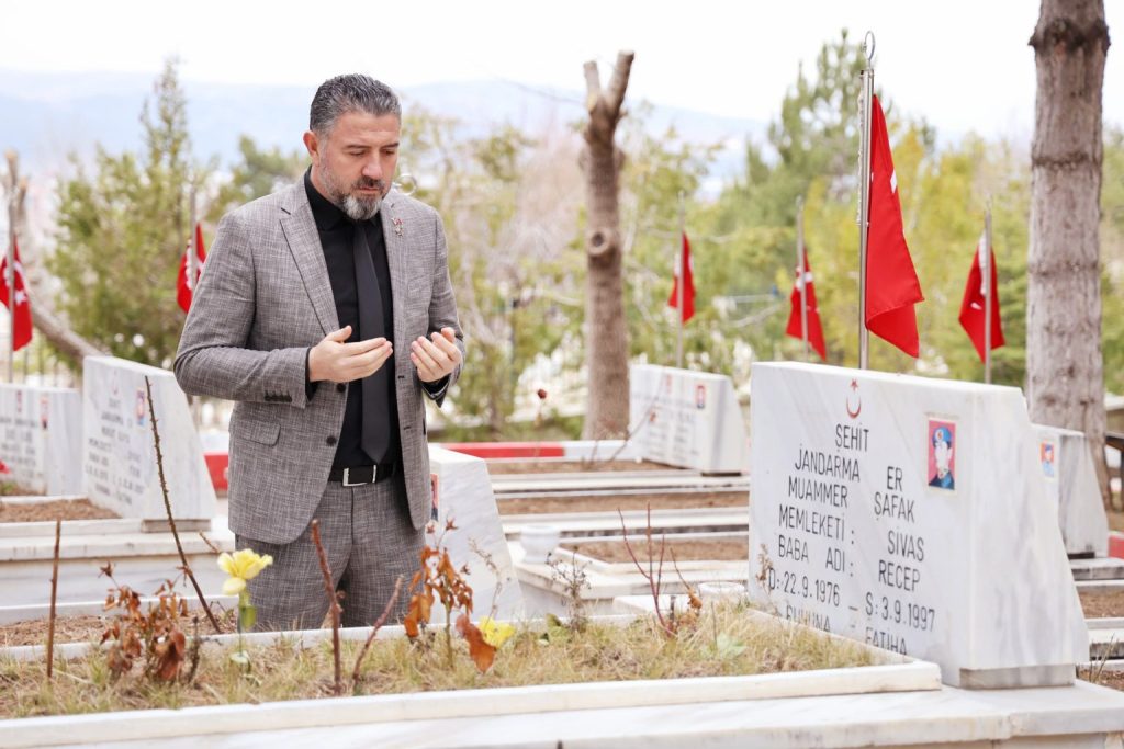 Şehit Aileleri ve Gazilerden Kamuoyuna Duyuru: Aziz Şehitlerimizin Hatırasına Saygı İstiyoruz Sivas Sehit Aileleri ve Gaziler Dernegi Baskani Fatih Deveci 2 1536x1024 1 | Gündem Sivas™ Haber