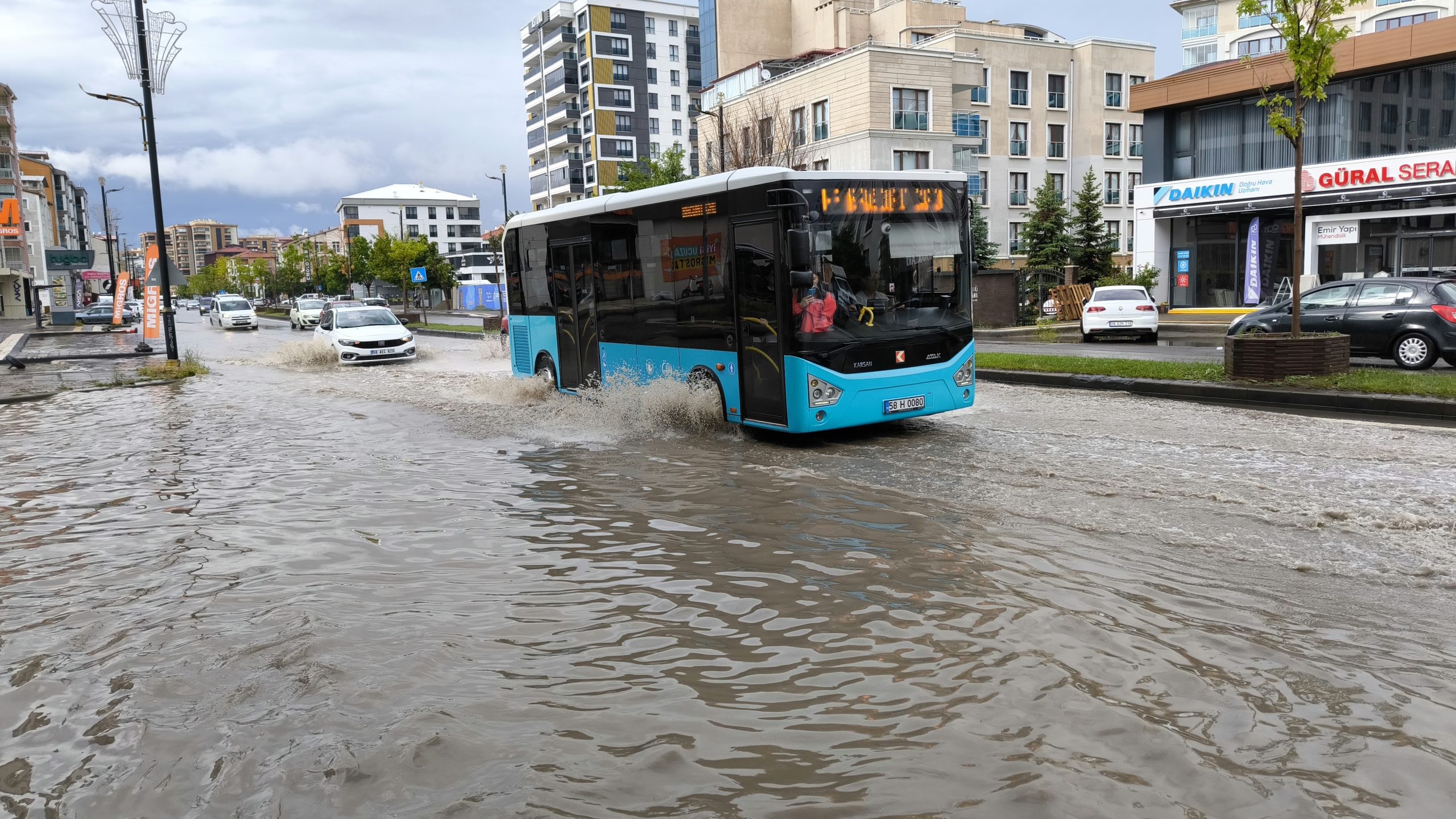 Sivas'ta Şiddetli Sağanak Yağış: Cadde ve Sokaklar Sular Altında Kaldı!
