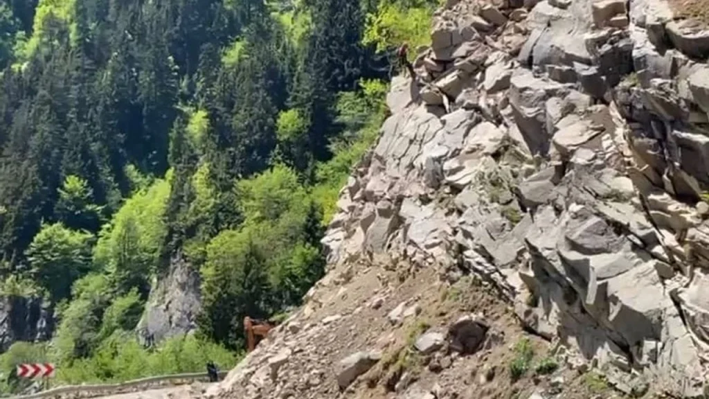 Giresun-Sivas Karayolunda Tehlike Yaratan Kayalar Kontrollü Temizleniyor