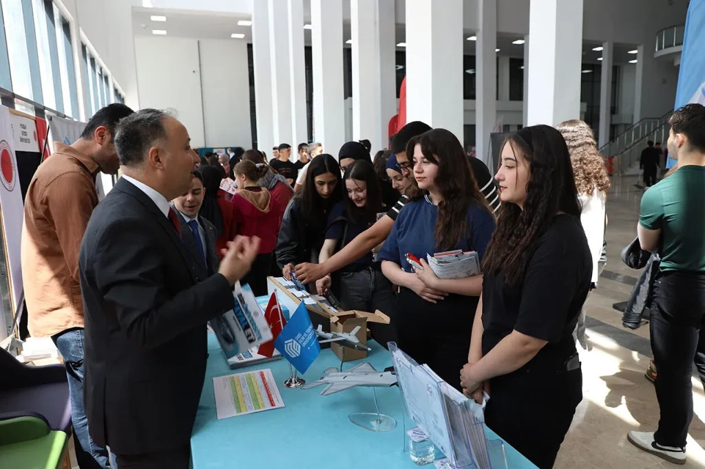 18 Üniversite Sivas’ta Tanıtıldı: Öğrenciler Geleceğini Planladı i m g 9978 | Gündem Sivas™ Haber