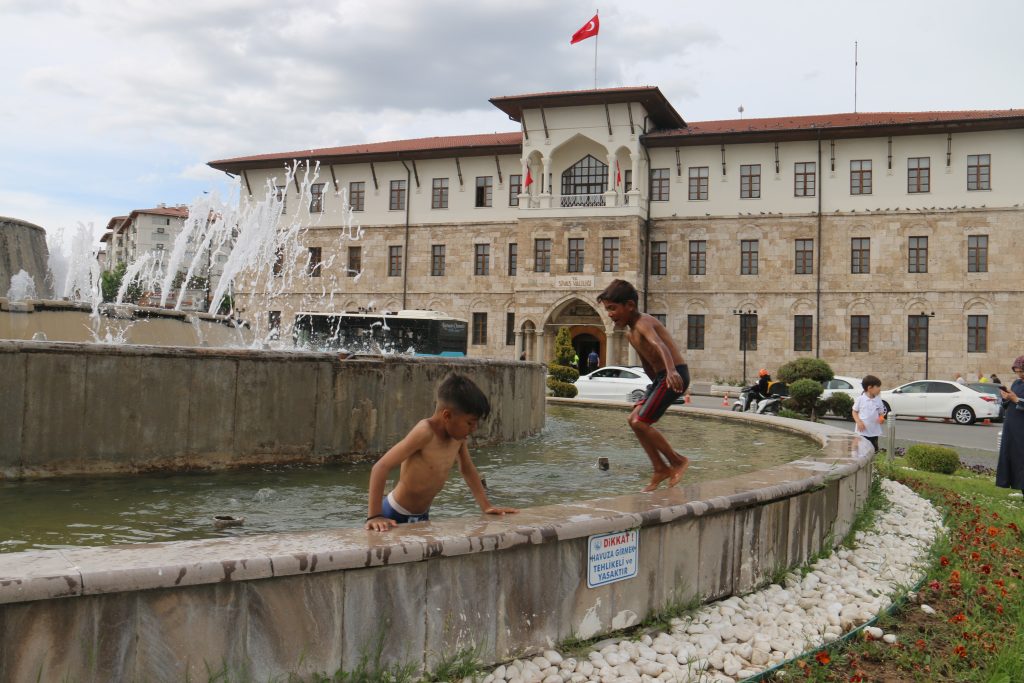 Valilik Önündeki Süs Havuzunda Tehlike Anları: Çocuklar Elektrik Donanımına Aldırmadı! sus havuzu 1 | Gündem Sivas™ Haber