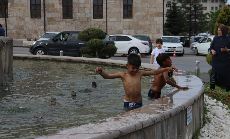 Valilik Önündeki Süs Havuzunda Tehlike Anları: Çocuklar Elektrik Donanımına Aldırmadı! sus havuzu 3 | Gündem Sivas™ Haber