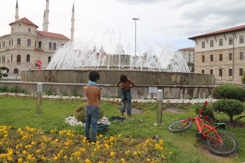 Valilik Önündeki Süs Havuzunda Tehlike Anları: Çocuklar Elektrik Donanımına Aldırmadı! sus havuzu 4 | Gündem Sivas™ Haber