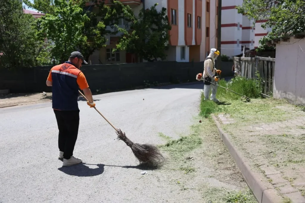 Sivas’ta Mahalleler Pırıl Pırıl Oluyor: Sokaklar Sabunla Yıkandı! temizik 4 | Gündem Sivas™ Haber