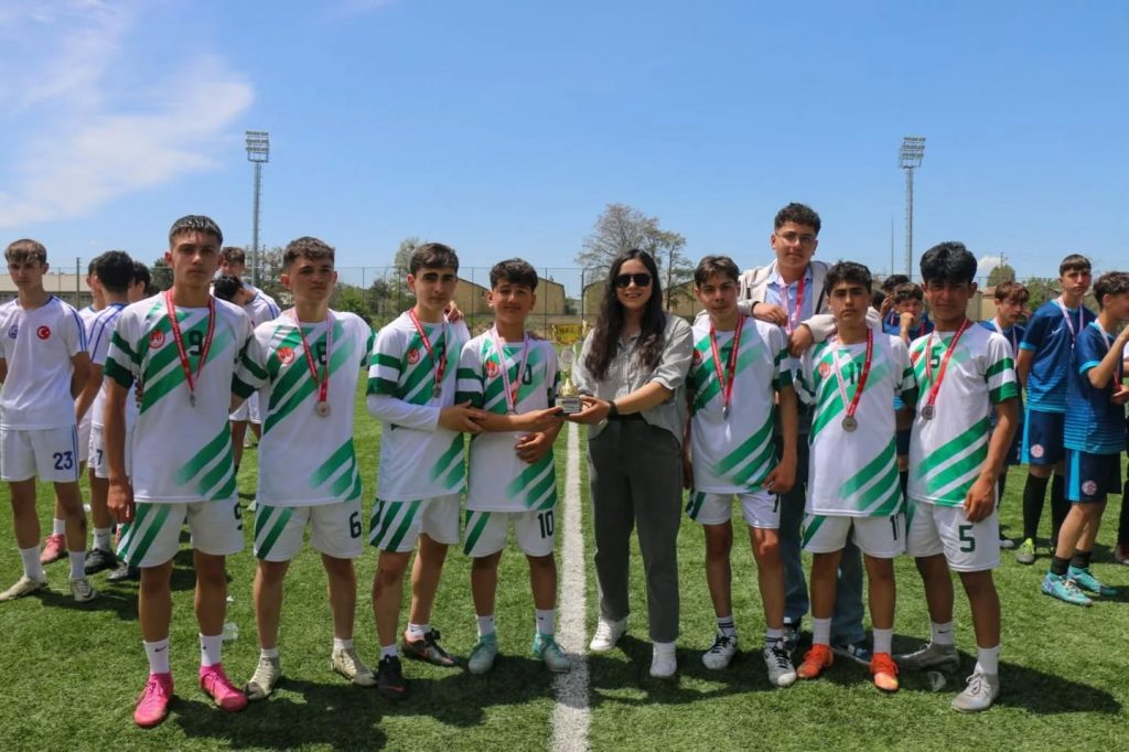 Sivas'ta Bayram Coşkusu Sahaya Taştı: 5x5 Futbol Müsabakaları Gençleri Buluşturdu | Gündem Sivas™ | Sivas Haberleri whatsapp image 2025 05 25 at 09 41 53 | Gündem Sivas™ | Sivas Haberleri