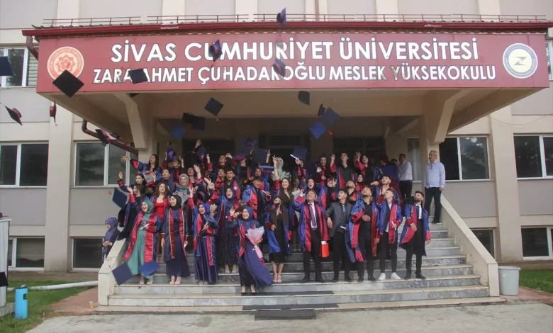 🎓 Zara'da Mezuniyet Coşkusu: 60 Öğrenci Diplomalarını Aldı | Gündem Sivas™ | Sivas Haberleri zara da universite ogrencileri mezuniyet sevi 2 18679362 amp 1 | Gündem Sivas™ | Sivas Haberleri