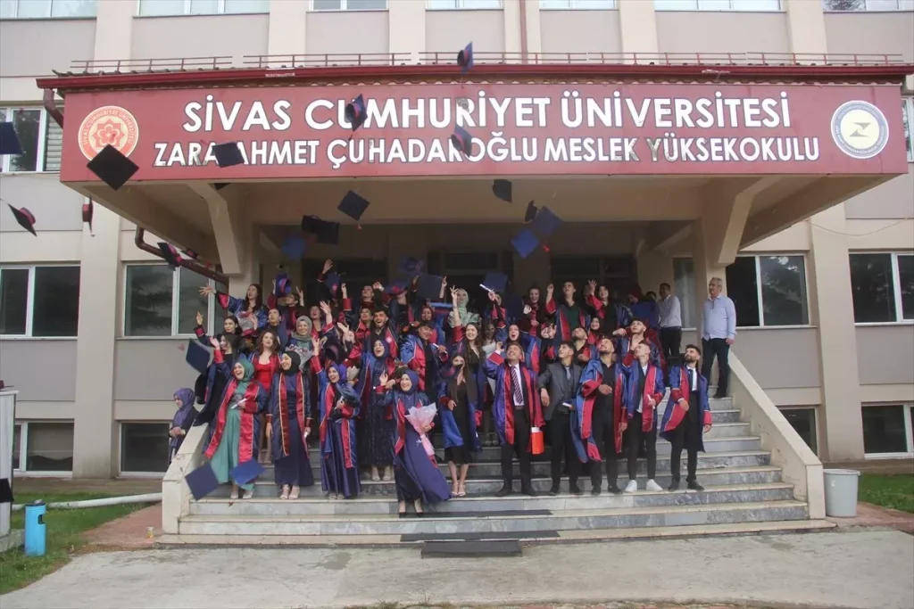 🎓 Zara'da Mezuniyet Coşkusu: 60 Öğrenci Diplomalarını Aldı | Gündem Sivas™ | Sivas Haberleri zara da universite ogrencileri mezuniyet sevi 2 18679362 amp | Gündem Sivas™ | Sivas Haberleri