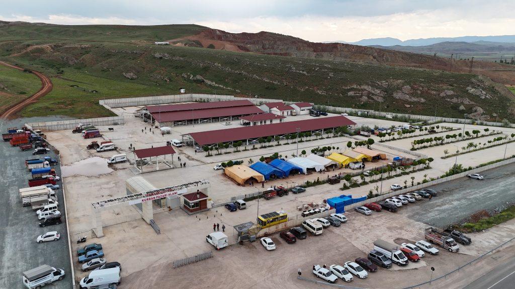 Sivas’ta Kurban Pazarı Kovalı Mevkii’nde: Ücretsiz Ulaşım ve Konforlu Alışveriş! | Gündem Sivas™ | Sivas Haberleri AW469538 01 | Gündem Sivas™ | Sivas Haberleri