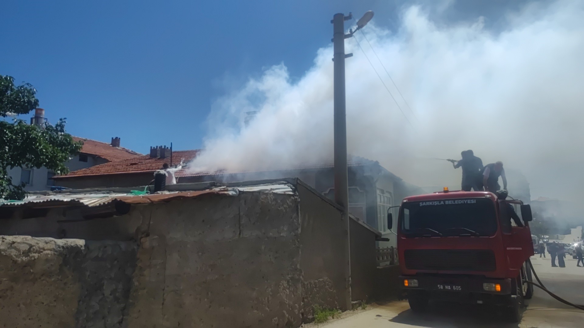 Şarkışla’da Müstakil Evde Çıkan Yangın Panik Yarattı!