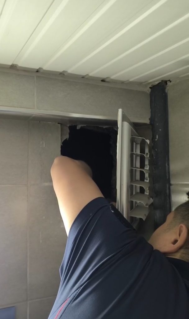 Sivas'ta Apartman Havalandırma Boşluğuna Düşen Güvercin İtfaiye Ekiplerince Kurtarıldı AW480282 04 | Gündem Sivas™ Haber