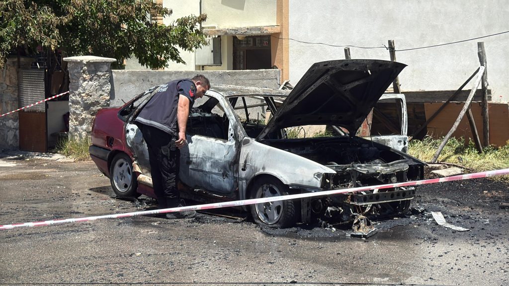 Sivas'ta Park Halindeki Fiat Marka Araç Alev Aldı: Yangın Faciasından Çarpıcı Görüntüler AW480352 02 | Gündem Sivas™ Haber