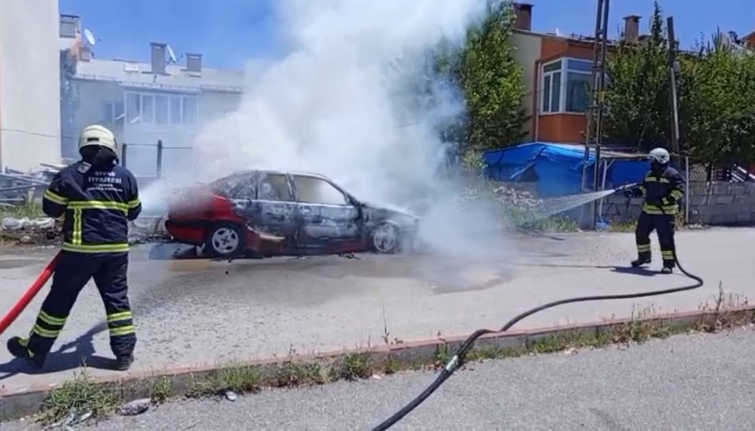 Sivas'ta Park Halindeki Fiat Marka Araç Alev Aldı: Yangın Faciasından Çarpıcı Görüntüler