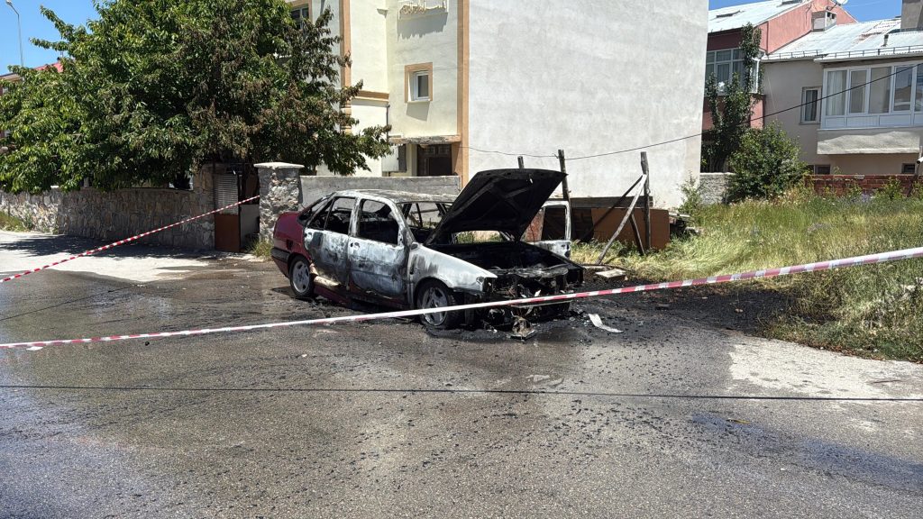 Sivas'ta Park Halindeki Fiat Marka Araç Alev Aldı: Yangın Faciasından Çarpıcı Görüntüler AW480352 08 | Gündem Sivas™ Haber