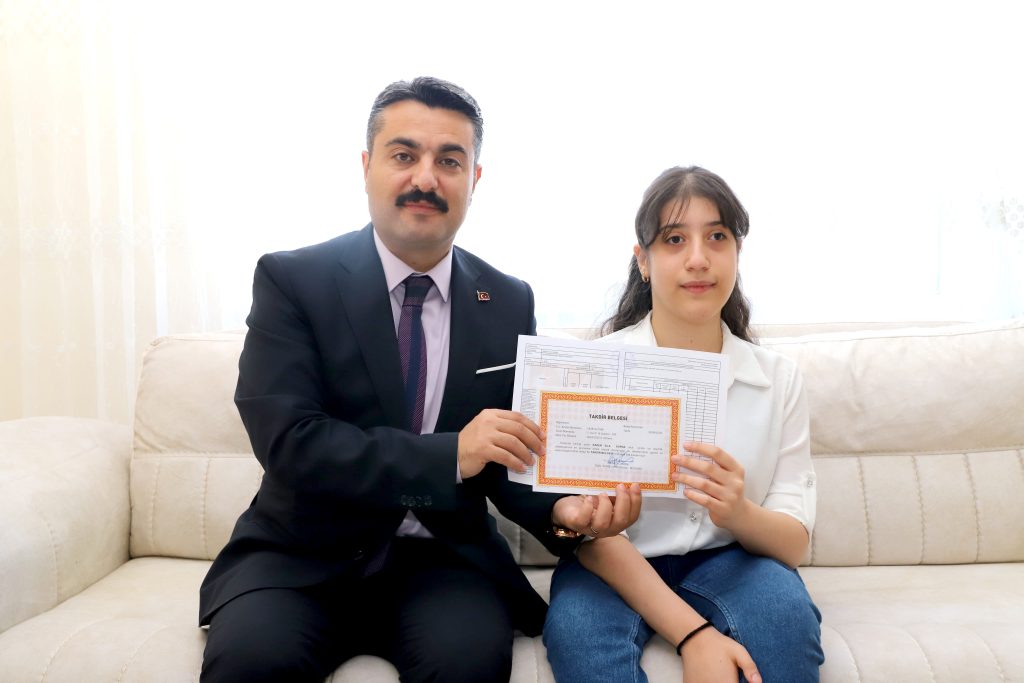 Sivas'ta Evde Eğitim Gören Öğrencilerin Karne Mutluluğu AW480600 01 | Gündem Sivas™ Haber