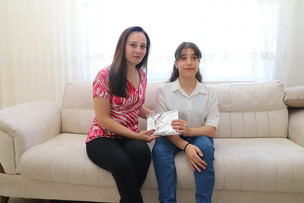 Sivas'ta Evde Eğitim Gören Öğrencilerin Karne Mutluluğu AW480600 02 | Gündem Sivas™ Haber