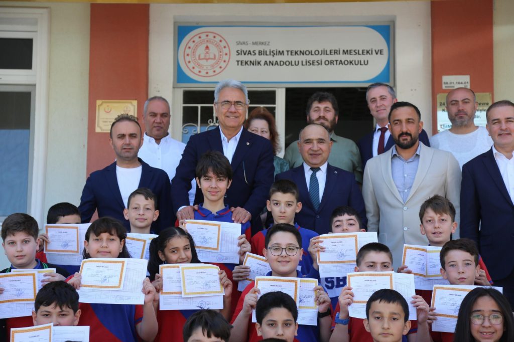 Sivas’ta Meslek Lisesi Öğrencileri Karne Sevinci Yaşadı – STSO’dan Tam Destek | Gündem Sivas™ | Sivas Haberleri AW480688 02 | Gündem Sivas™ | Sivas Haberleri
