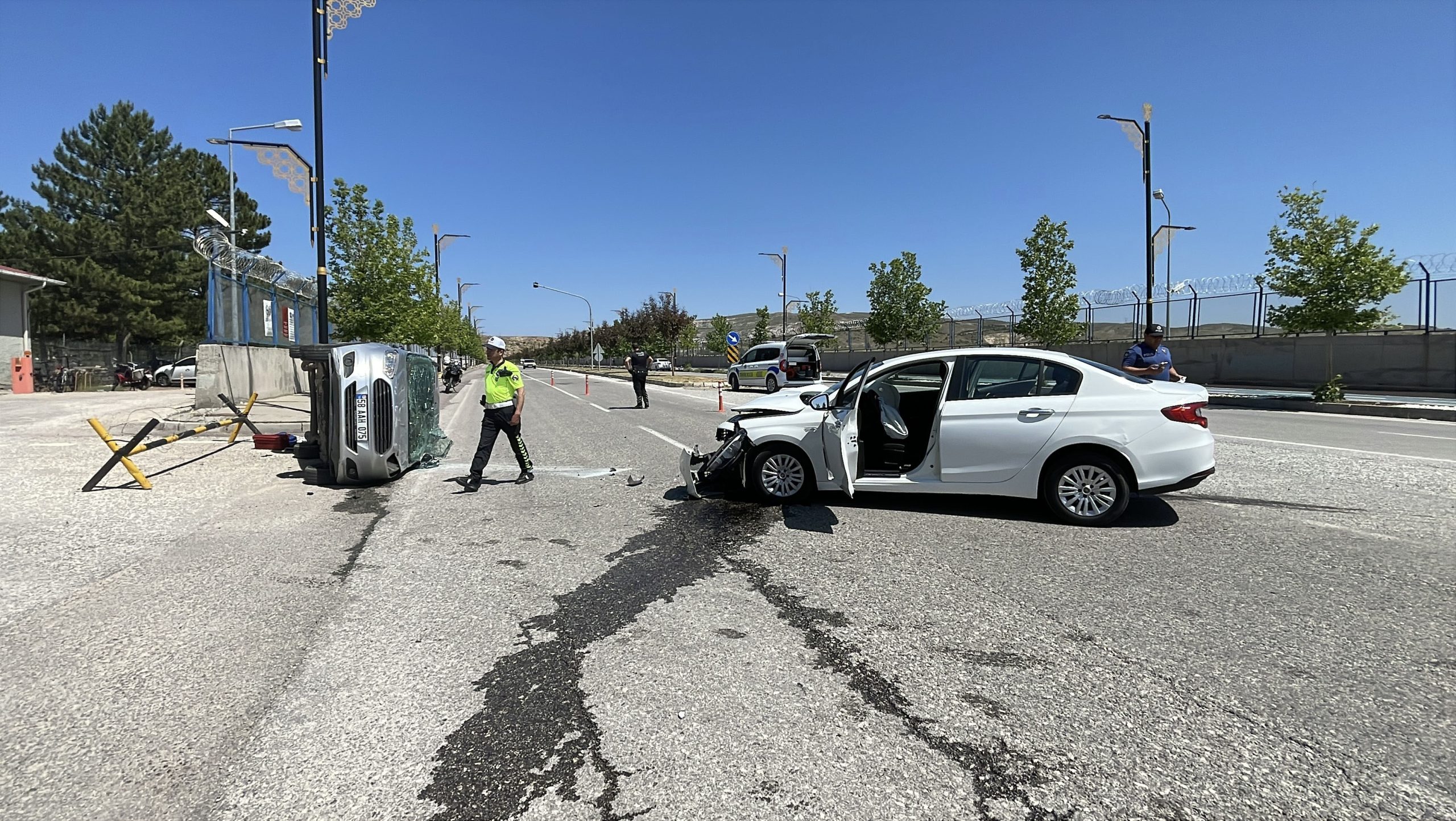 Sivas'ta Şerit İhlali Kazası: 4 Yaralı AW480983 02 scaled | Gündem Sivas™ Haber