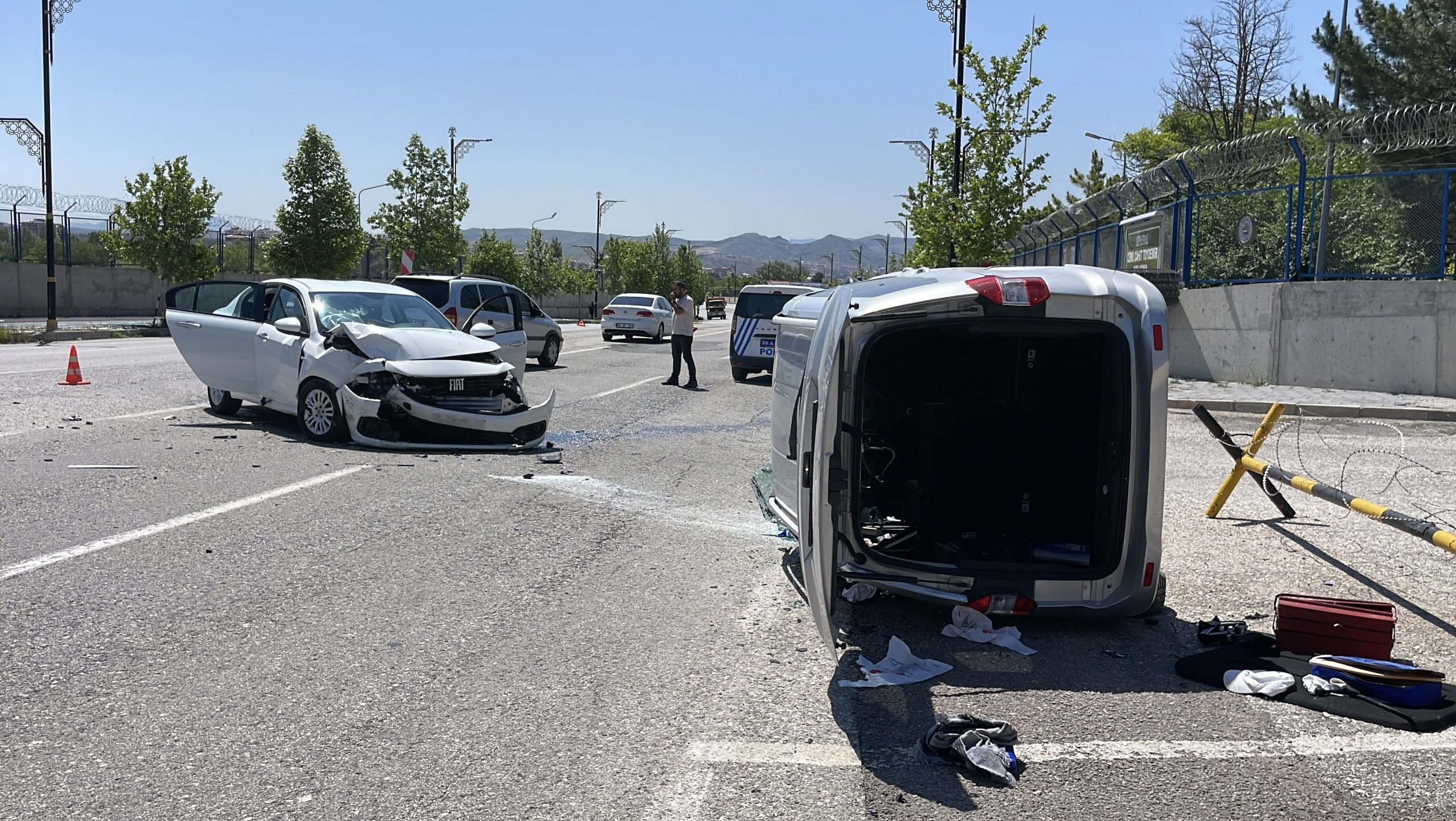 Sivas'ta Şerit İhlali Kazası: 4 Yaralı AW480983 03 scaled | Gündem Sivas™ Haber