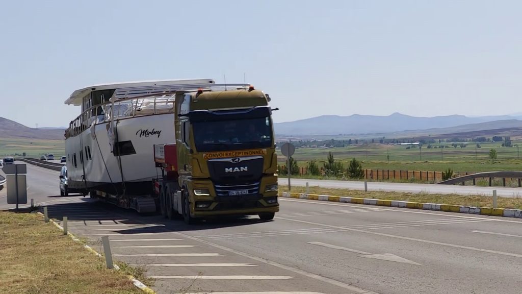 Sivas’ta Deniz Görmüş Gibi Oldular! Dev Yat Karayolunda Şaşkınlık Yarattı AW482059 01 | Gündem Sivas™ Haber