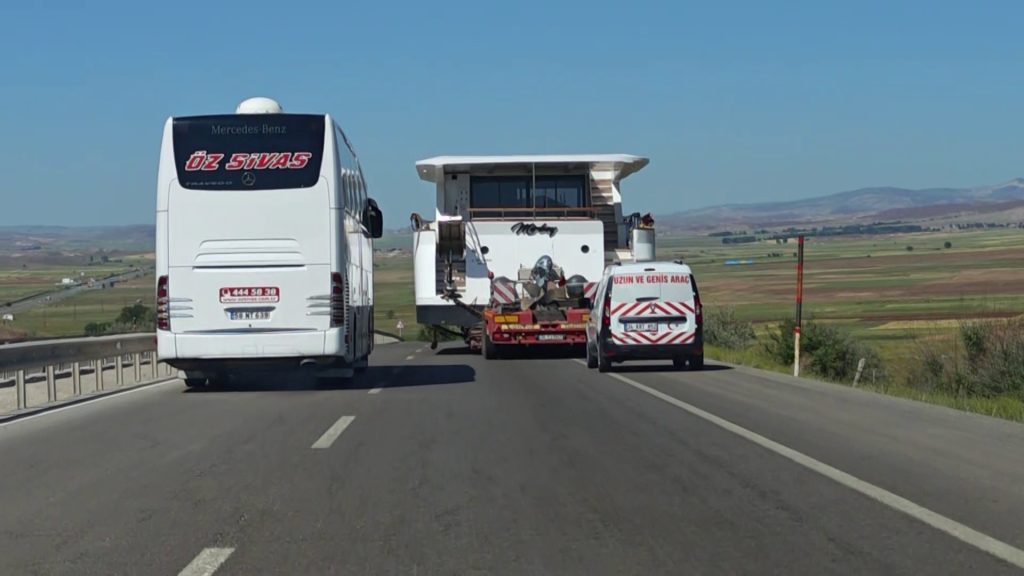 Sivas’ta Deniz Görmüş Gibi Oldular! Dev Yat Karayolunda Şaşkınlık Yarattı AW482059 03 | Gündem Sivas™ Haber