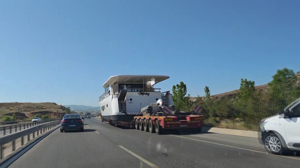 Sivas’ta Deniz Görmüş Gibi Oldular! Dev Yat Karayolunda Şaşkınlık Yarattı AW482059 04 | Gündem Sivas™ Haber