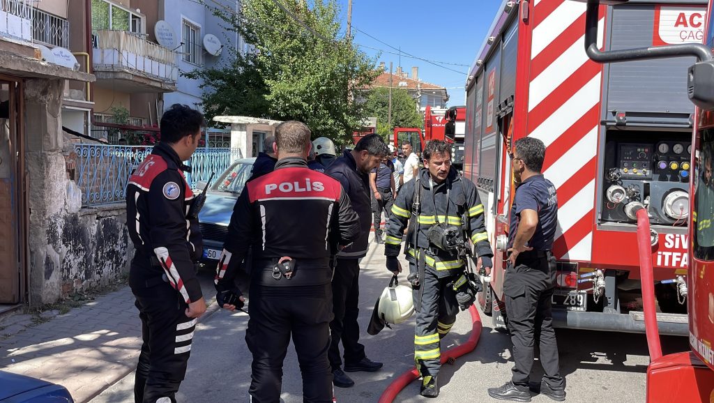 Sivas'ta Apartman Yangını: 5 Kişi Dumandan Etkilendi AW482466 03 | Gündem Sivas™ Haber